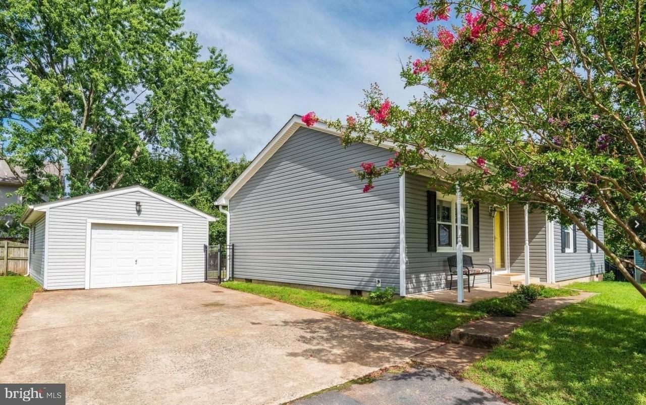 10121 Cheswick Court - Photo 3 of 26