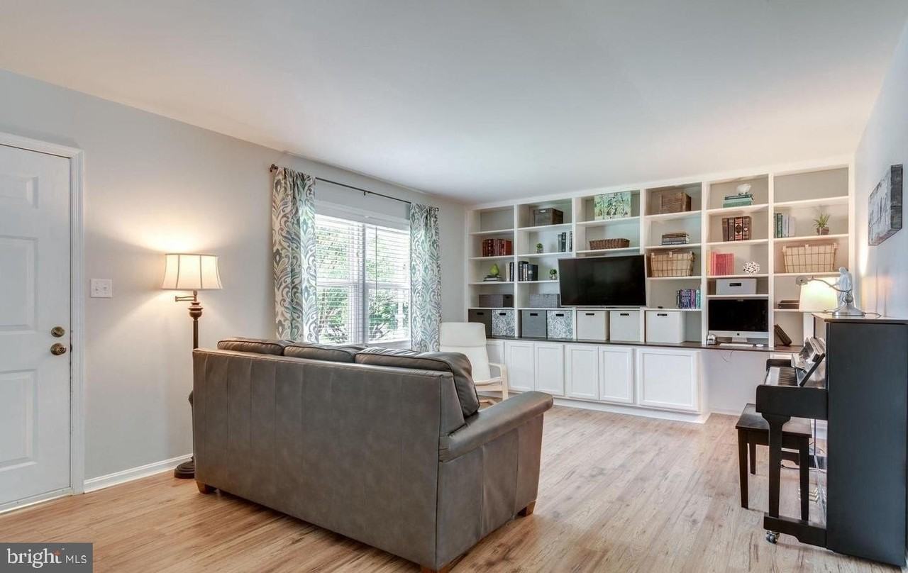 10121 Cheswick Court - Photo 5 of 26