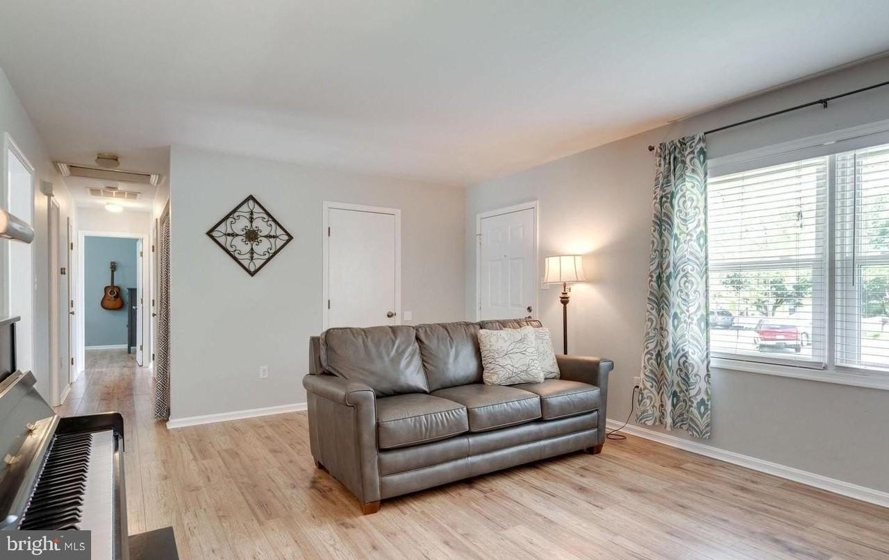 10121 Cheswick Court - Photo 7 of 26