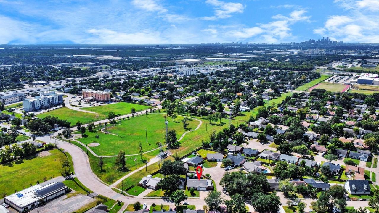 530 Westshire Drive - Photo 2 of 34