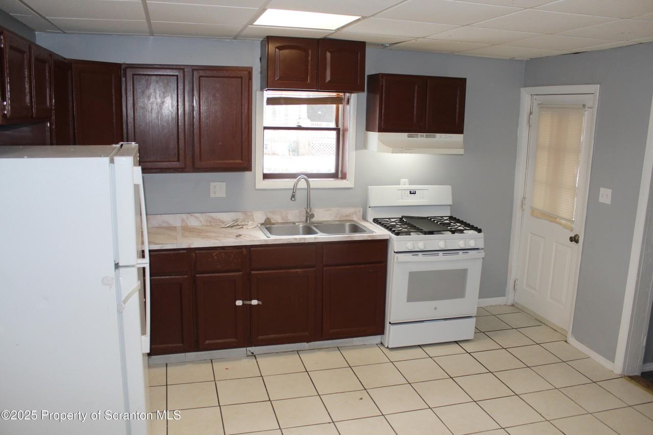 323 Union St - Photo 7 of 20