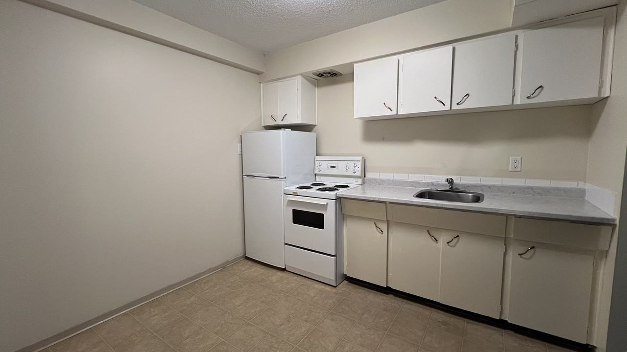 Elliot Manor - Photo 3 of 7