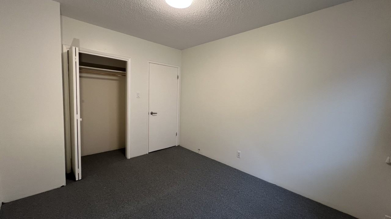 Elliot Manor - Photo 4 of 7