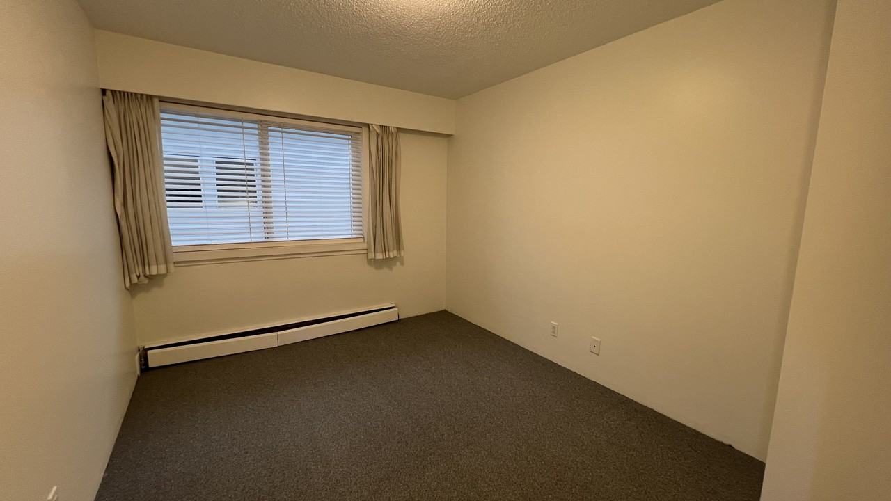 Elliot Manor - Photo 5 of 7