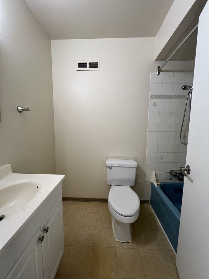 Elliot Manor - Photo 6 of 7