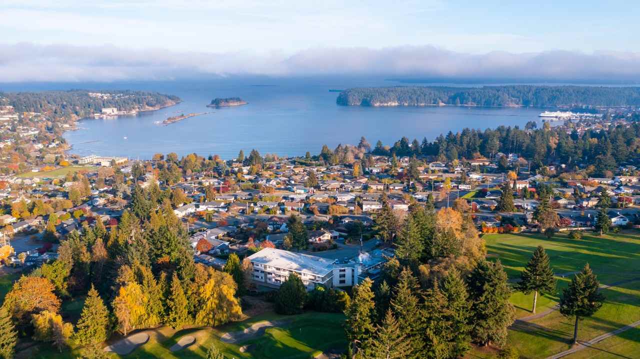 Lynburn Oceanview Manor - Photo 3 of 16