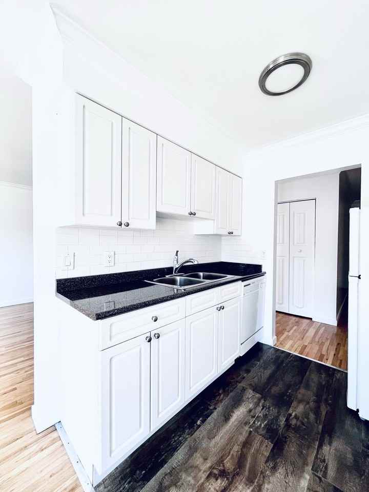 Brentview Manor - Photo 5 of 11