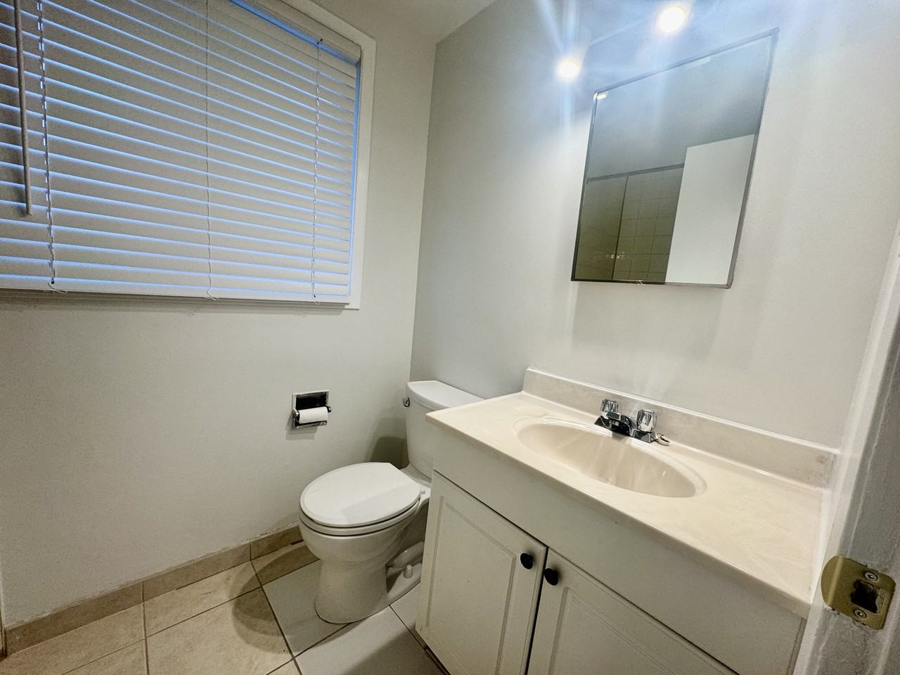 1466 Heatherington - Unit K - Photo 7 of 11