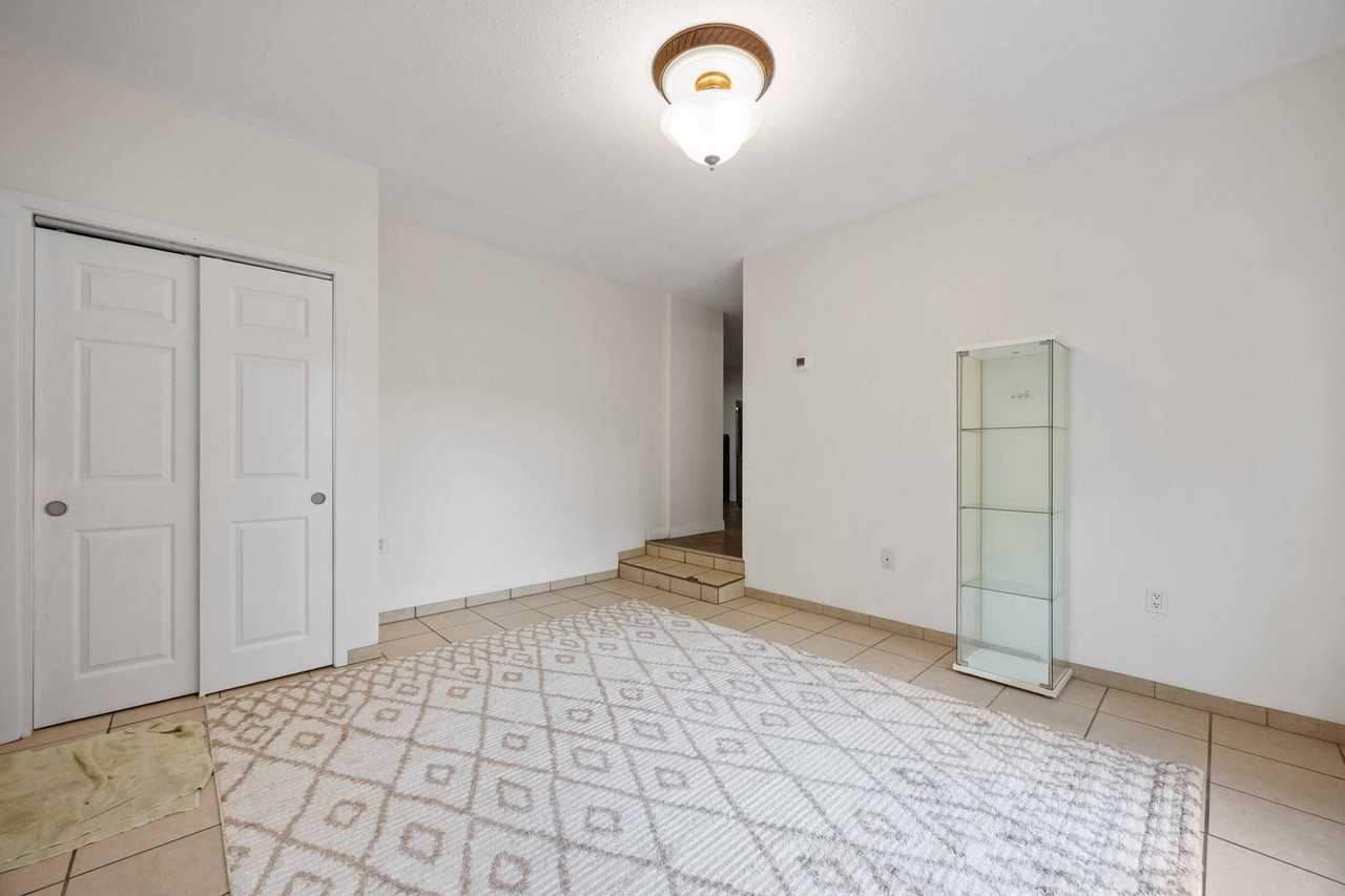 285 Elgin St - Photo 7 of 13