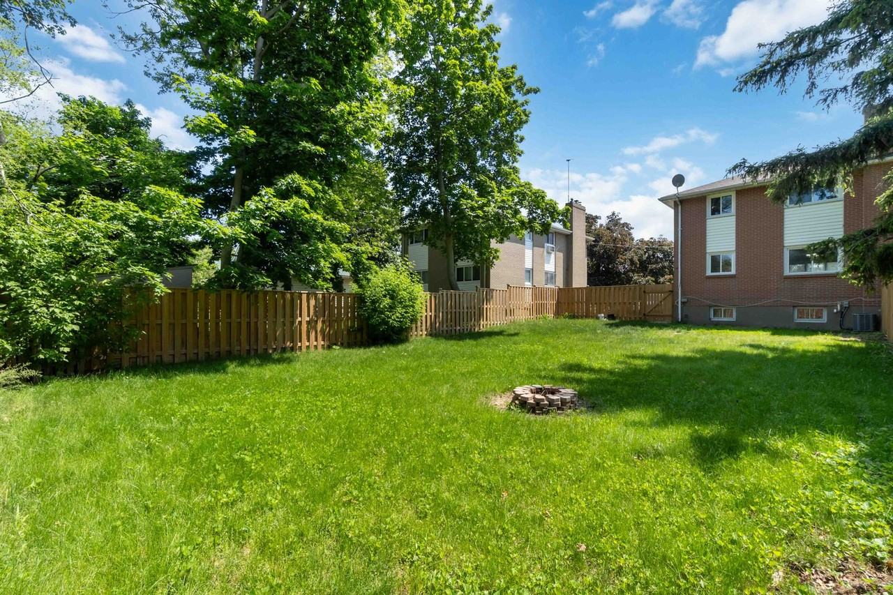 1102 Exmouth St - Photo 4 of 25