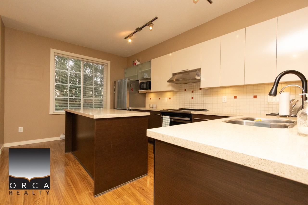 550 Apartment Building - Photo 4 of 28