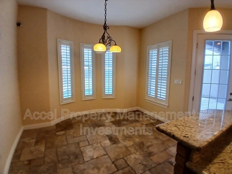 2423 W Hampton - Photo 5 of 37