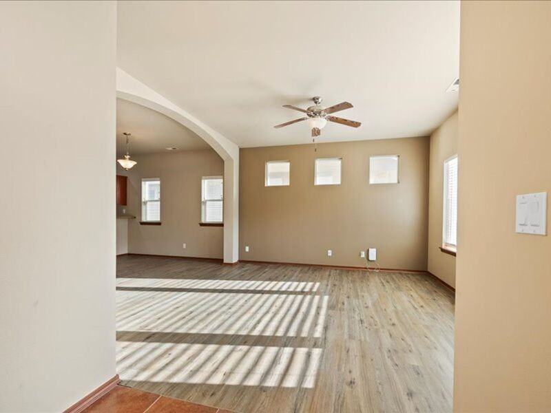 540 Fort St - Photo 5 of 28