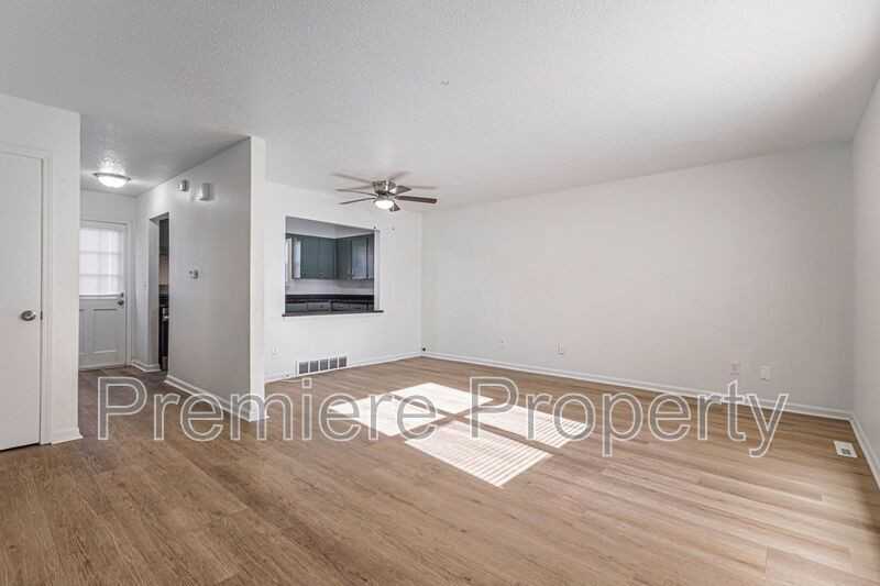 224 E Hargis St #B - Photo 2 of 11