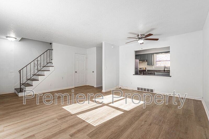 224 E Hargis St #B - Photo 3 of 11