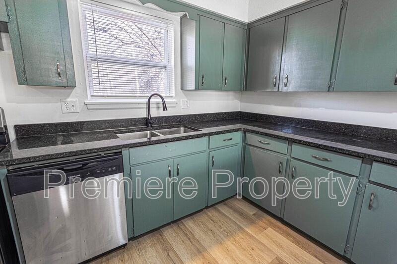 224 E Hargis St #B - Photo 6 of 11