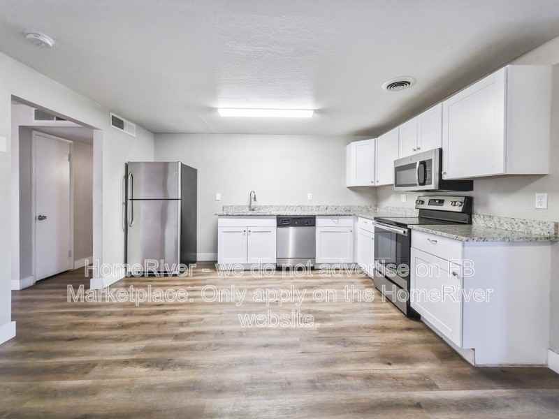 6932 W Holly St - Photo 7 of 22