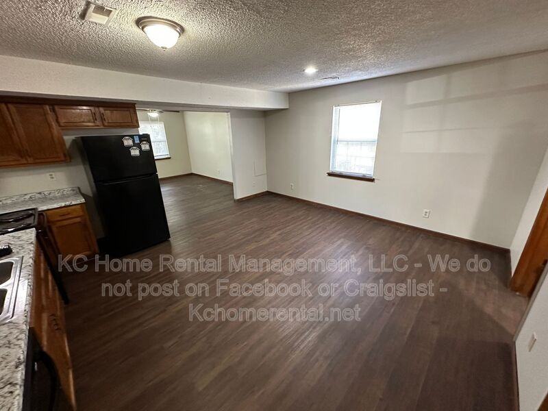 225 Ottawa St - Photo 4 of 30