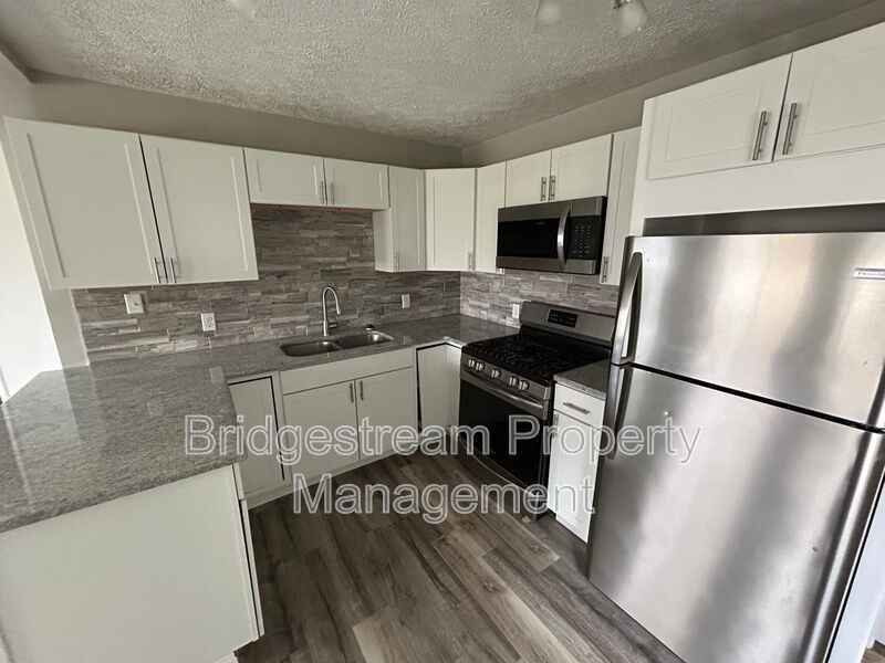 539 S Monroe St - Photo 3 of 6