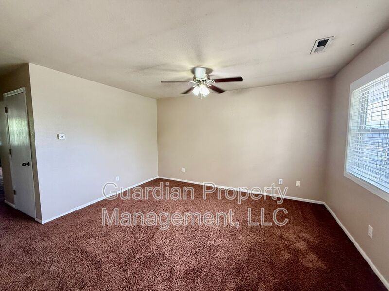 515 W 11th St #13 - Photo 3 of 11