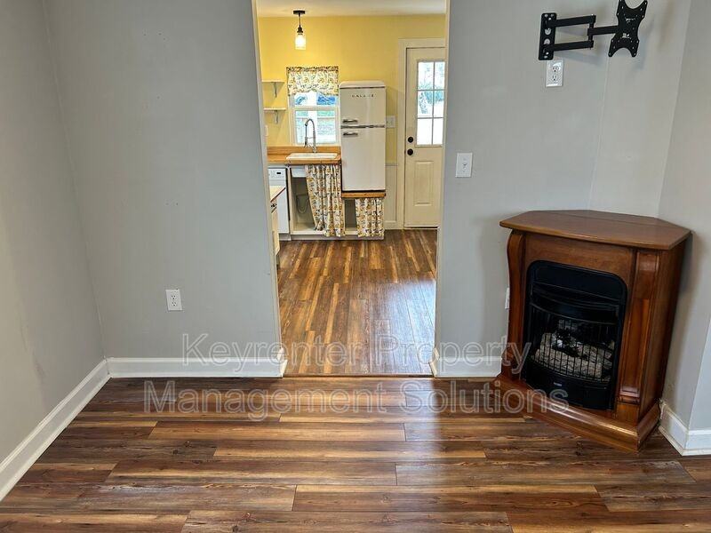 2312 Poplar St - Photo 4 of 24