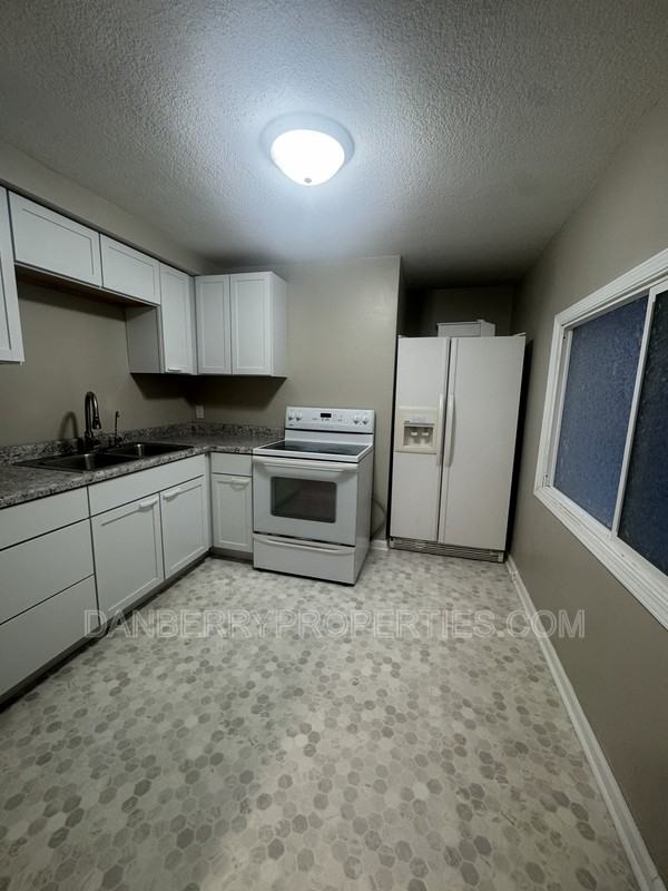 220 N Main St - Photo 4 of 7