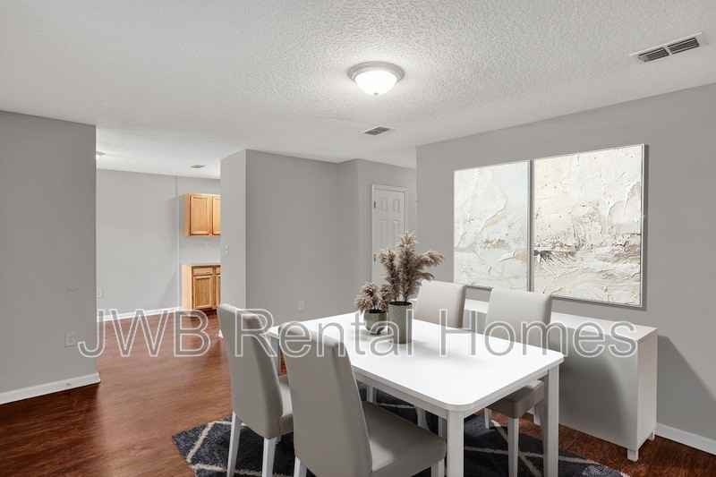 1518 W 27th St - Photo 4 of 17