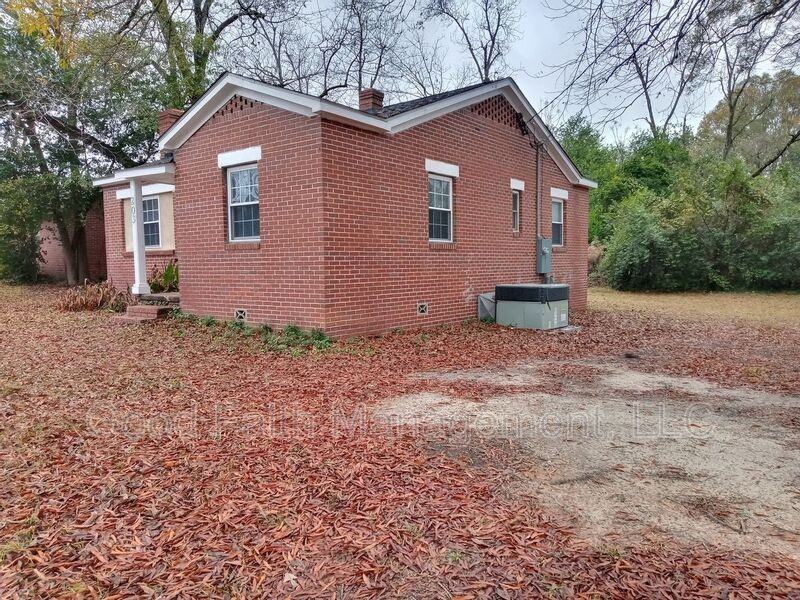 203 E 11th St - Photo 3 of 20