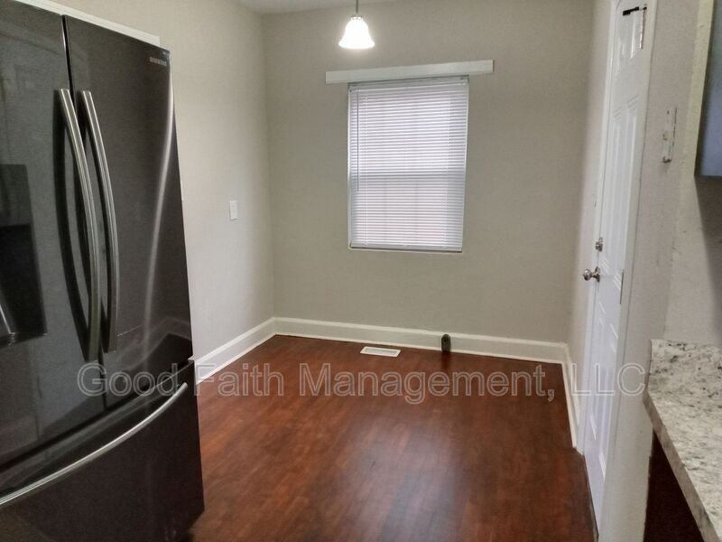 203 E 11th St - Photo 5 of 20