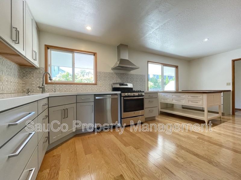 5751 Ne Lisbon Way - Photo 4 of 43