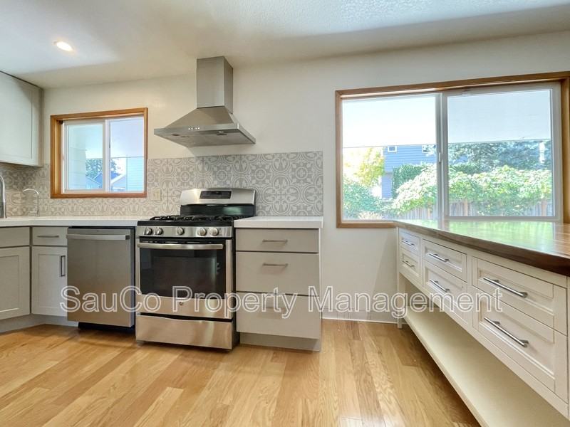 5751 Ne Lisbon Way - Photo 6 of 43