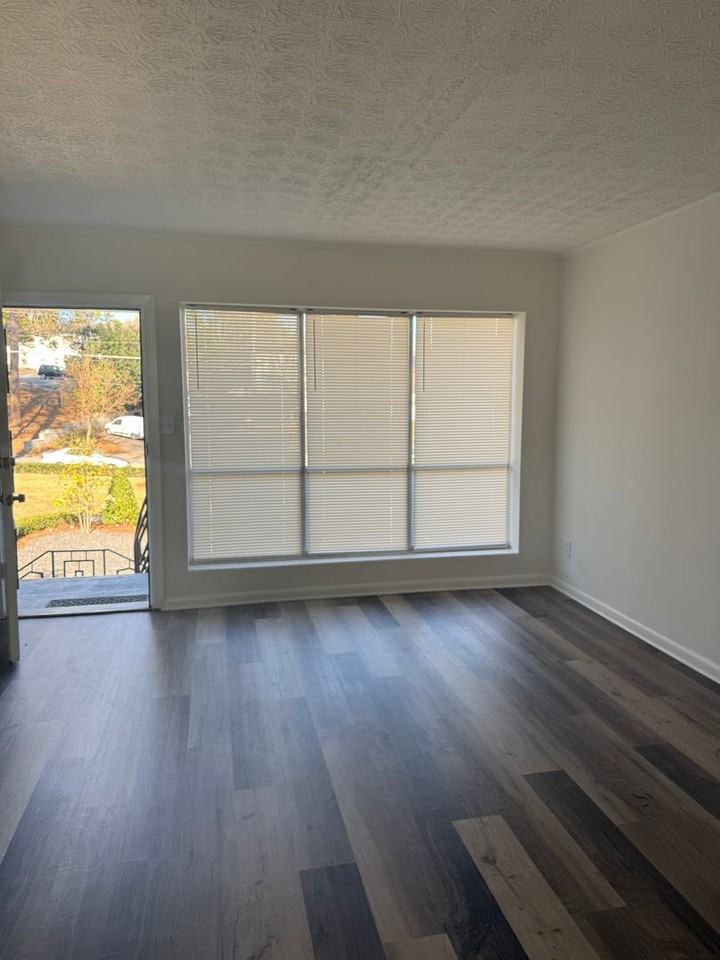 1135 Woodland Ave Ne #7 - Photo 6 of 11