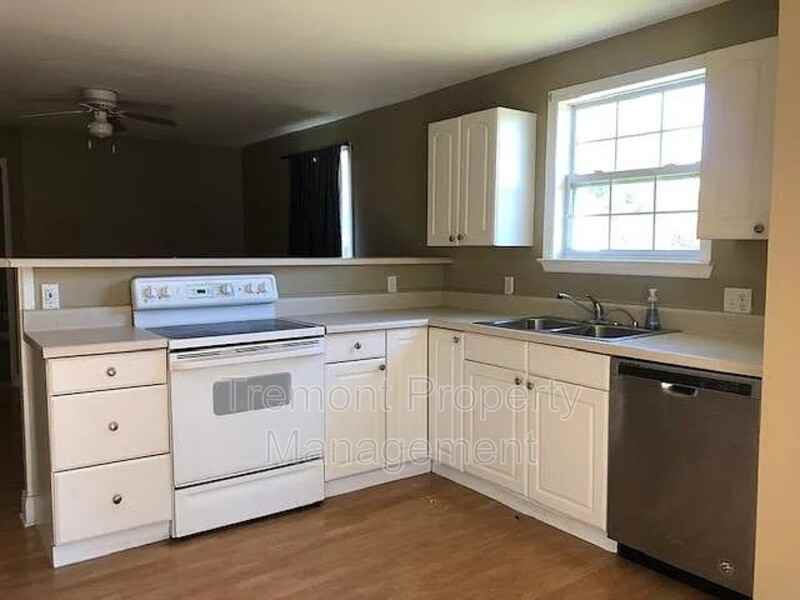 108 Lawn St - Photo 7 of 11