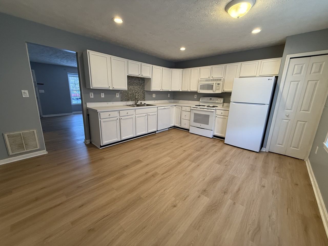 10500 Boxmeer Court - Photo 4 of 26