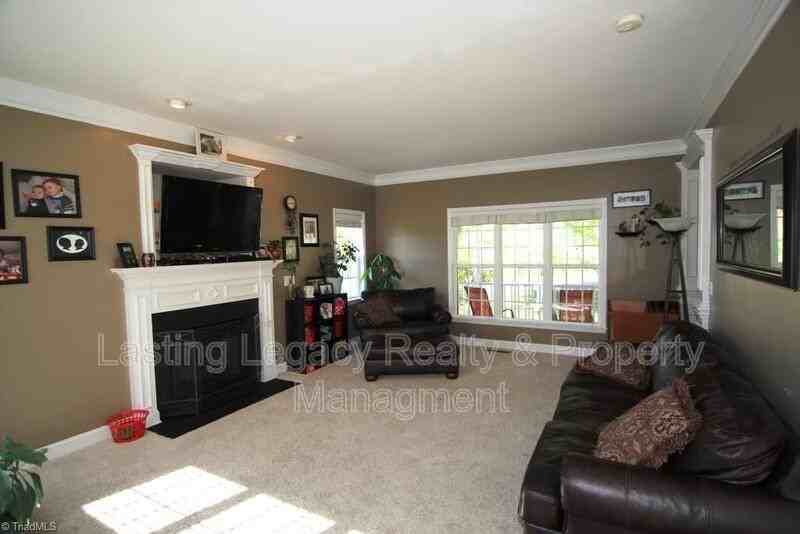 950 Wellesley Place Dr - Photo 2 of 16