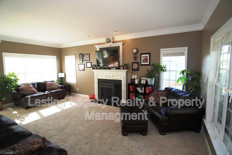 950 Wellesley Place Dr - Photo 3 of 16