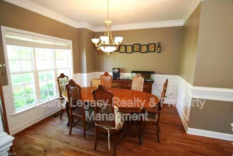 950 Wellesley Place Dr - Photo 4 of 16