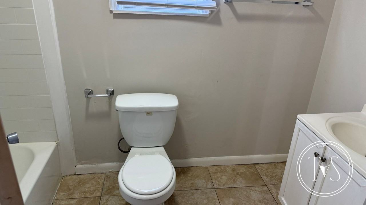 807 Bowden St - Photo 3 of 15