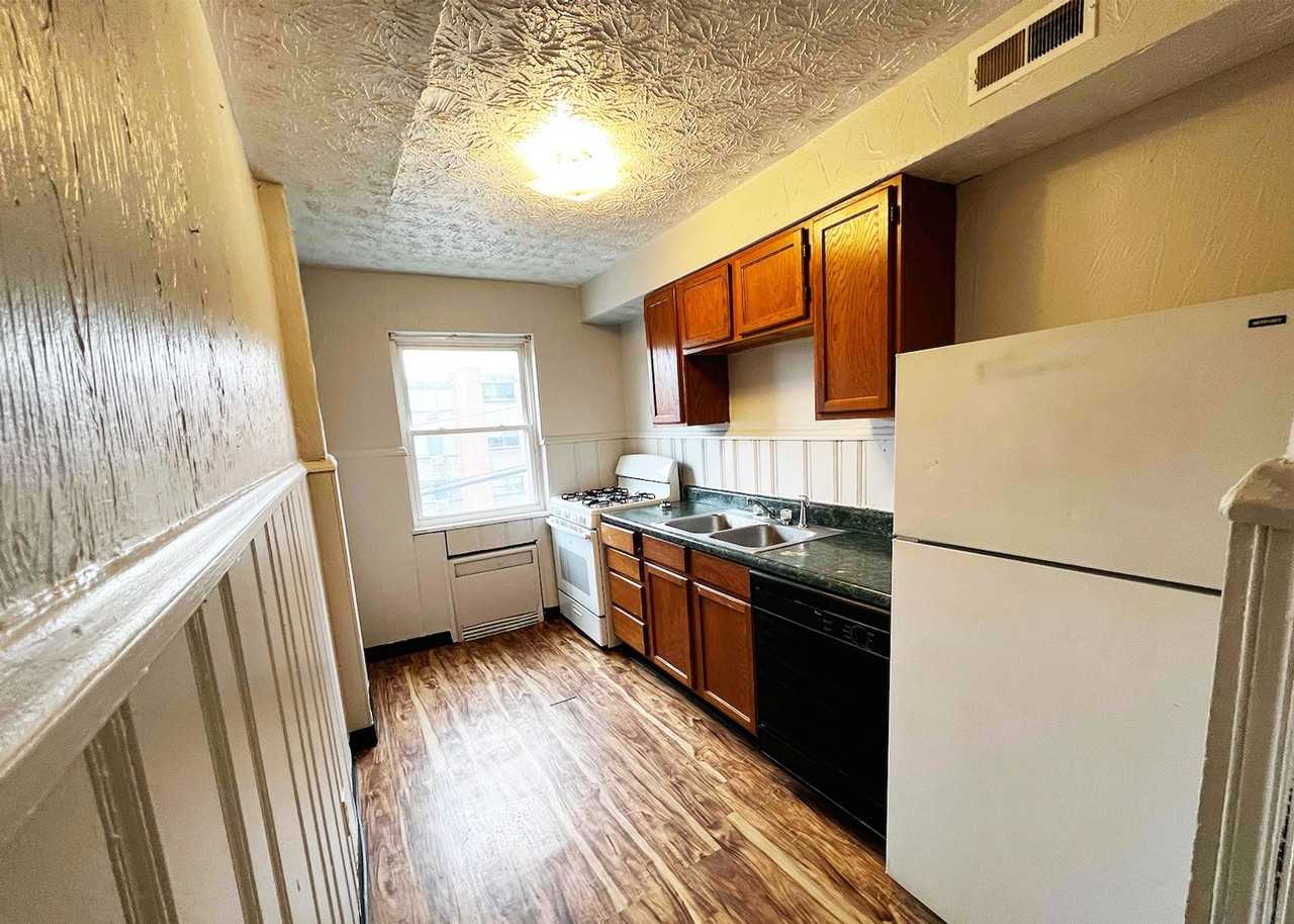 Lowell 596 - Photo 3 of 12