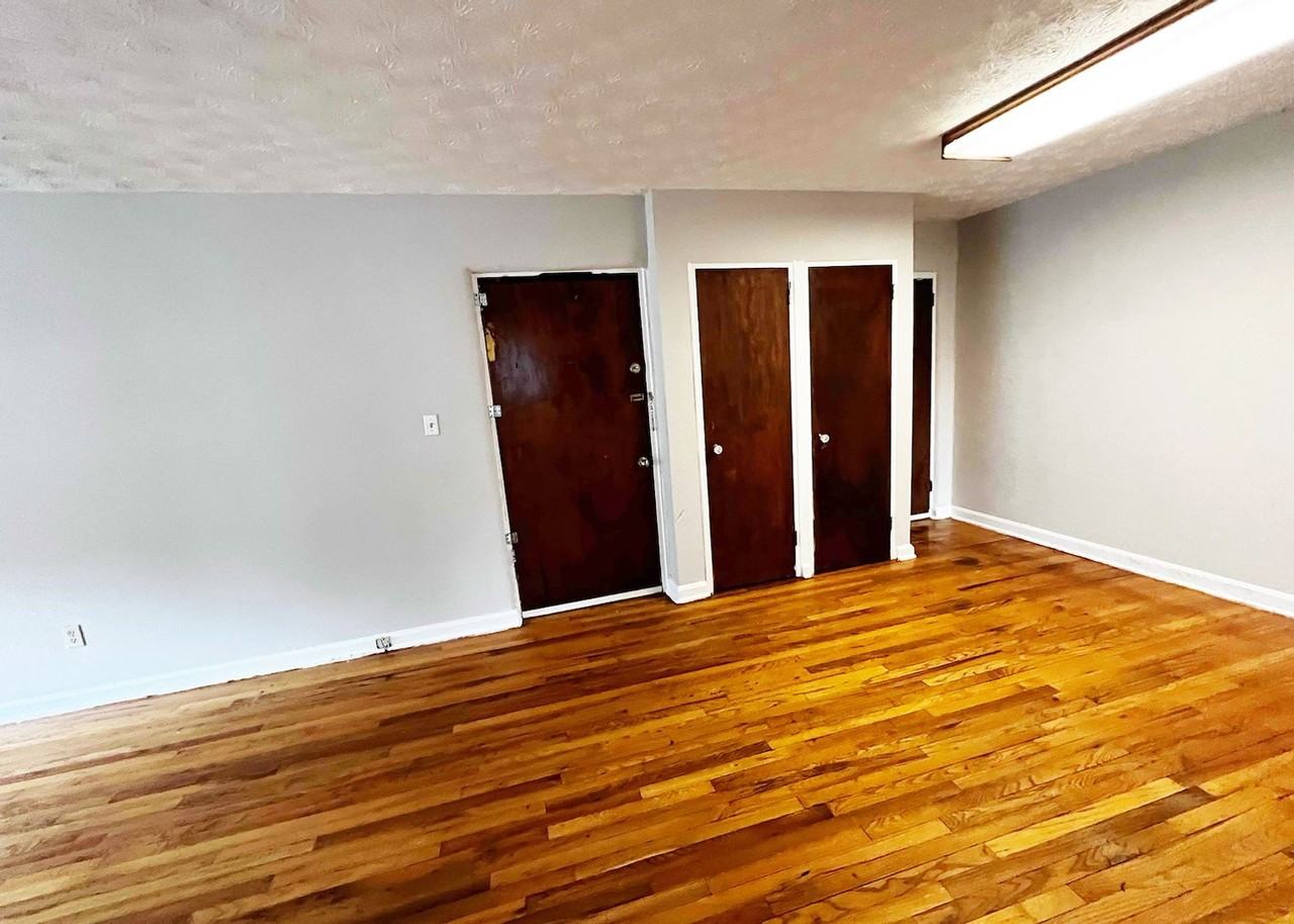 Lowell 596 - Photo 5 of 12