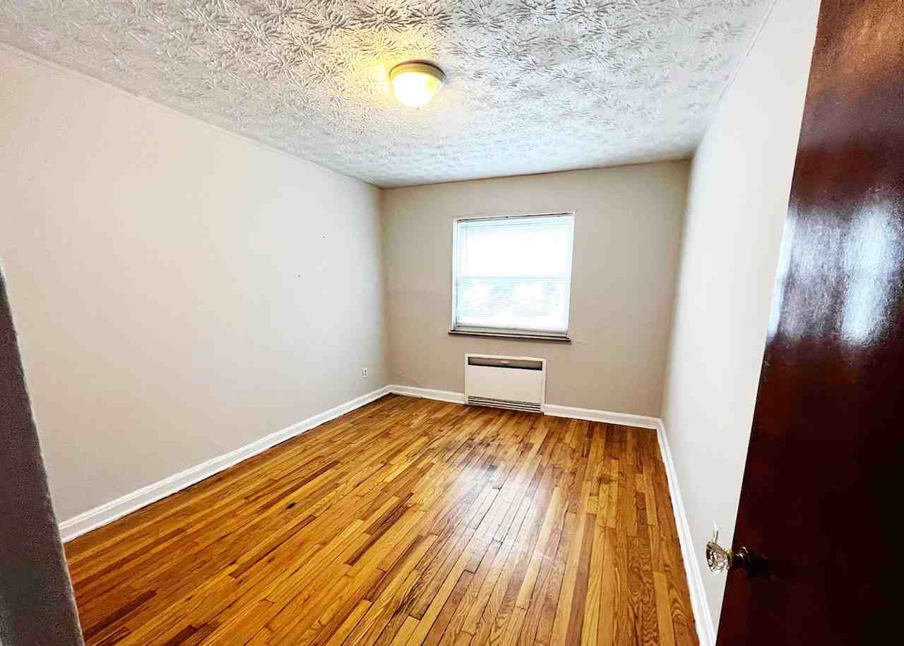 Lowell 596 - Photo 6 of 12