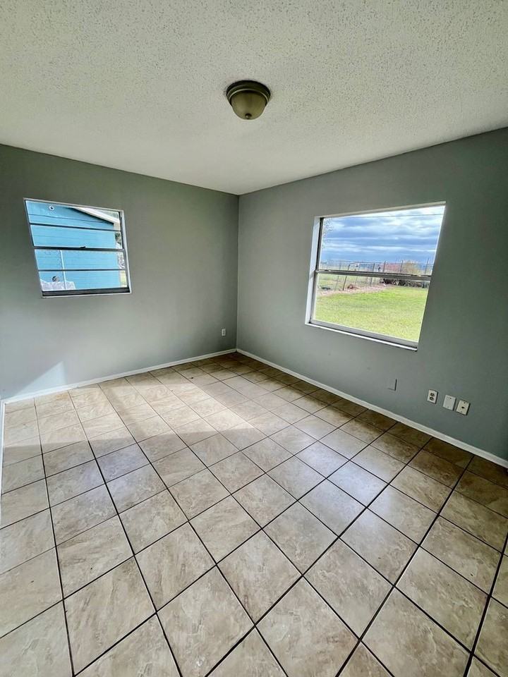 39500 Lincoln Ave - Photo 4 of 7