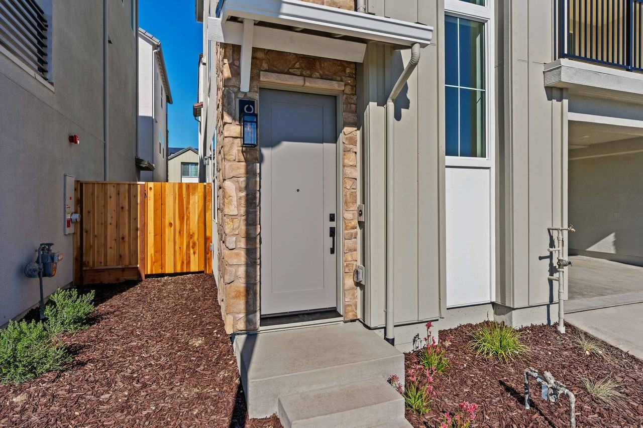 109 109 Coral Bell Dr - Photo 2 of 47