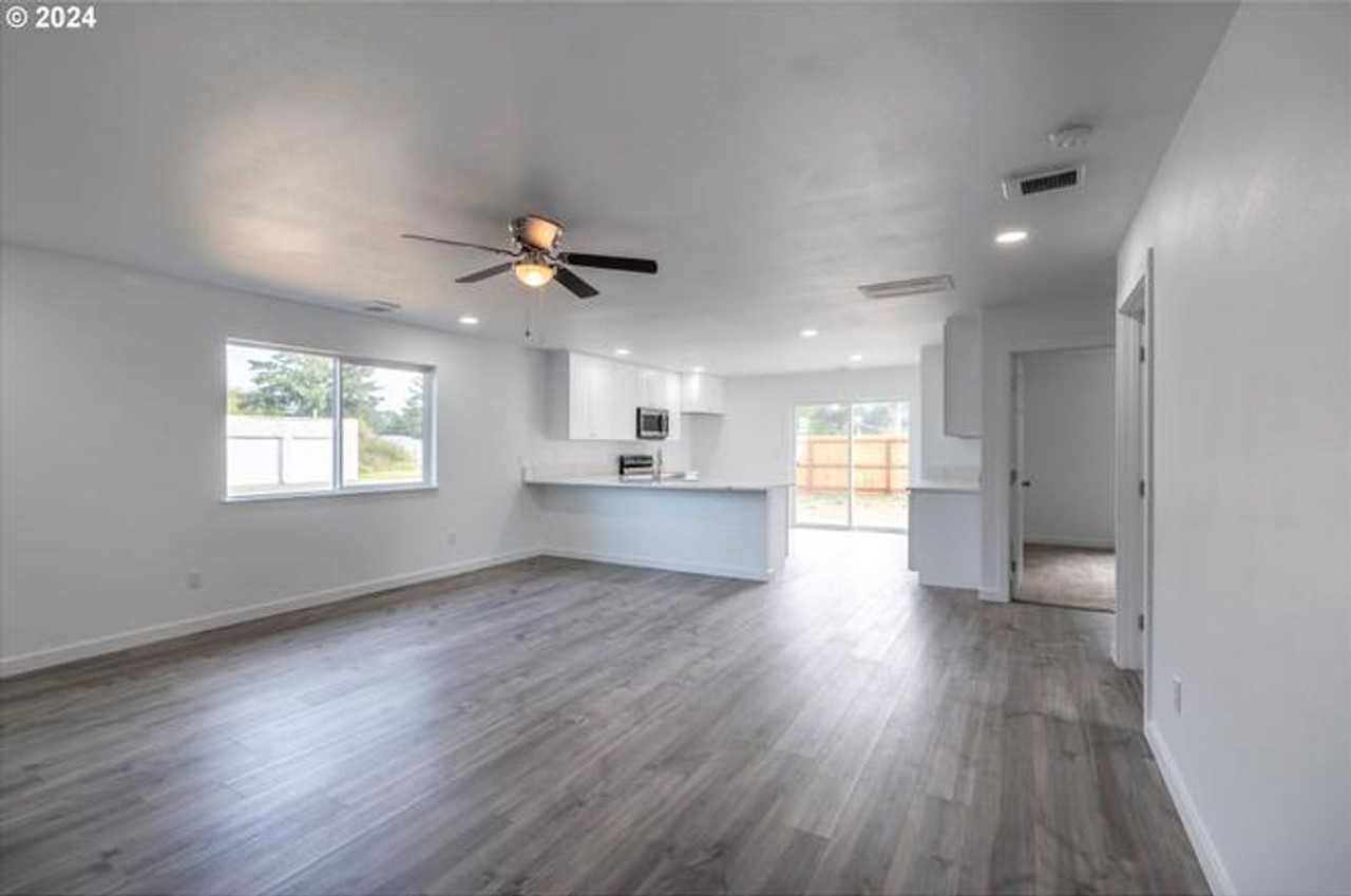 1105 Baltimore Ave Se - Photo 6 of 31