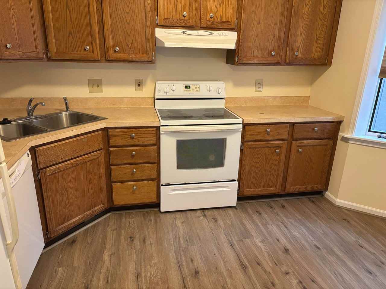 1399 Suncrest Dr Ne - Photo 2 of 17