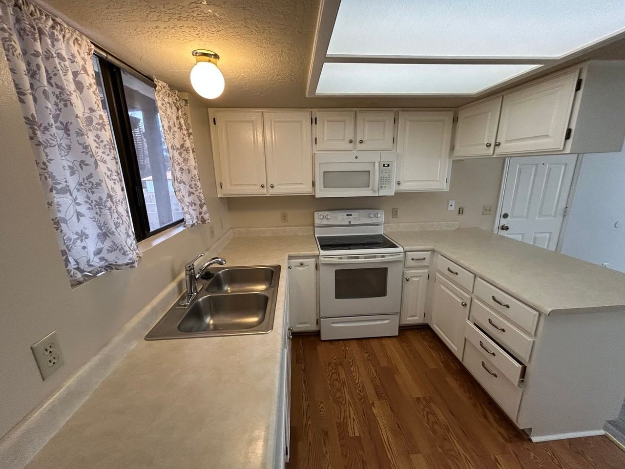 1075 1075 S 1400 W - Photo 3 of 20