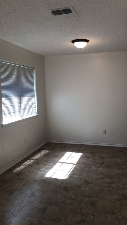 1010 Lexington Circle - Photo 7 of 11