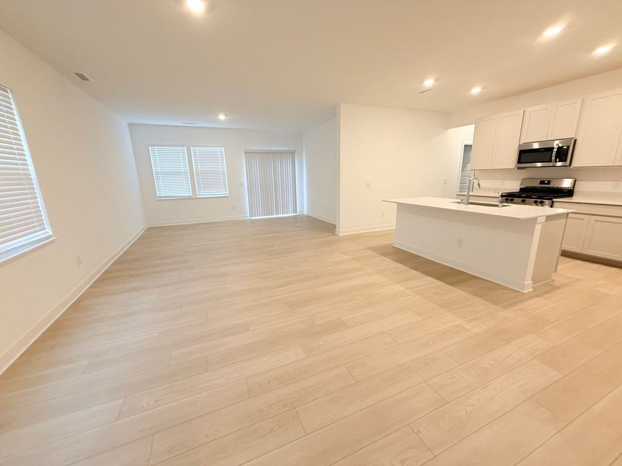 891 Norfolk Ln - Photo 4 of 33