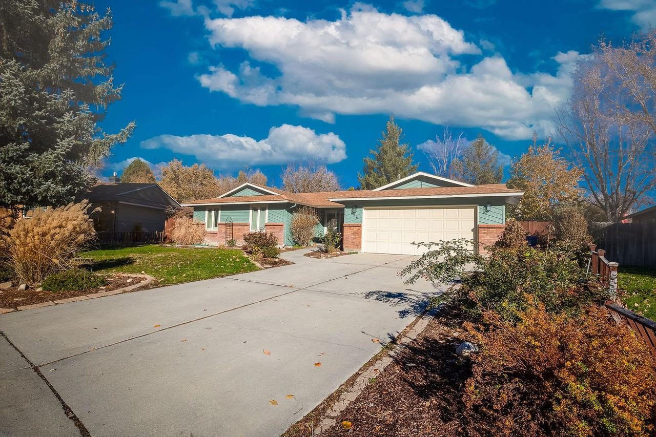 346 Mission Dr - Photo 3 of 46