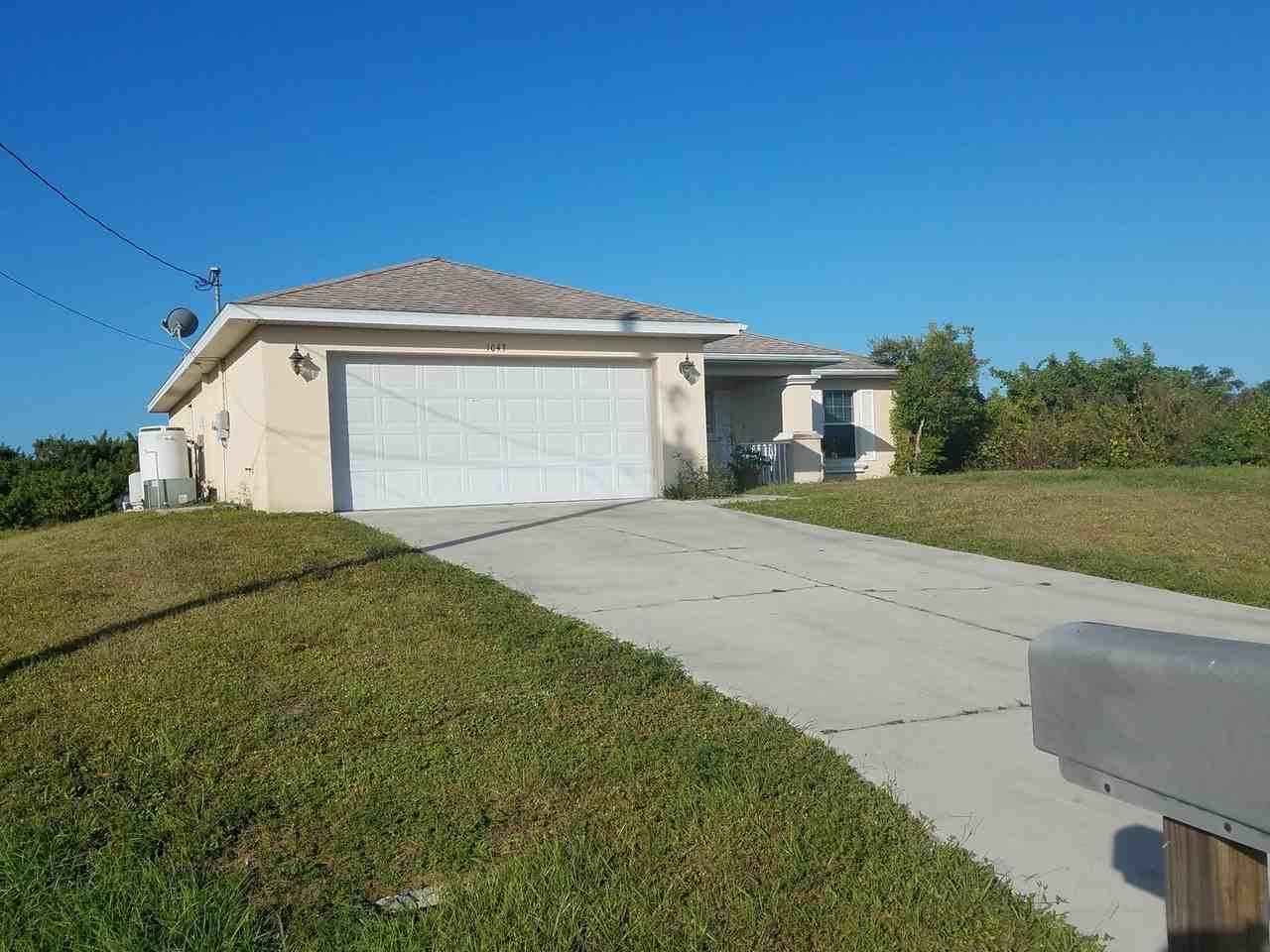 1043 Cedartree Ave - Photo 3 of 10